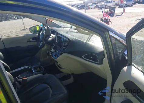 2017 Chrysler Pacifica Touring-L z USA, uszkodzony, nr VIN 2C4RC1BG4HR794551